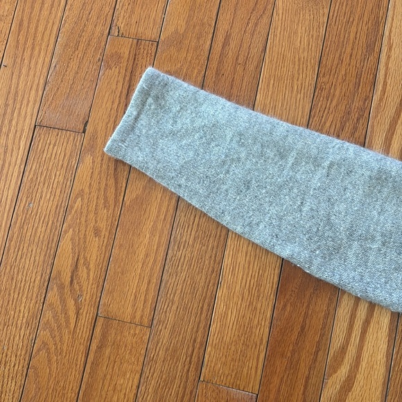 Sarah Spencer light gray v neck  fitted sweater - Picture 8 of 9